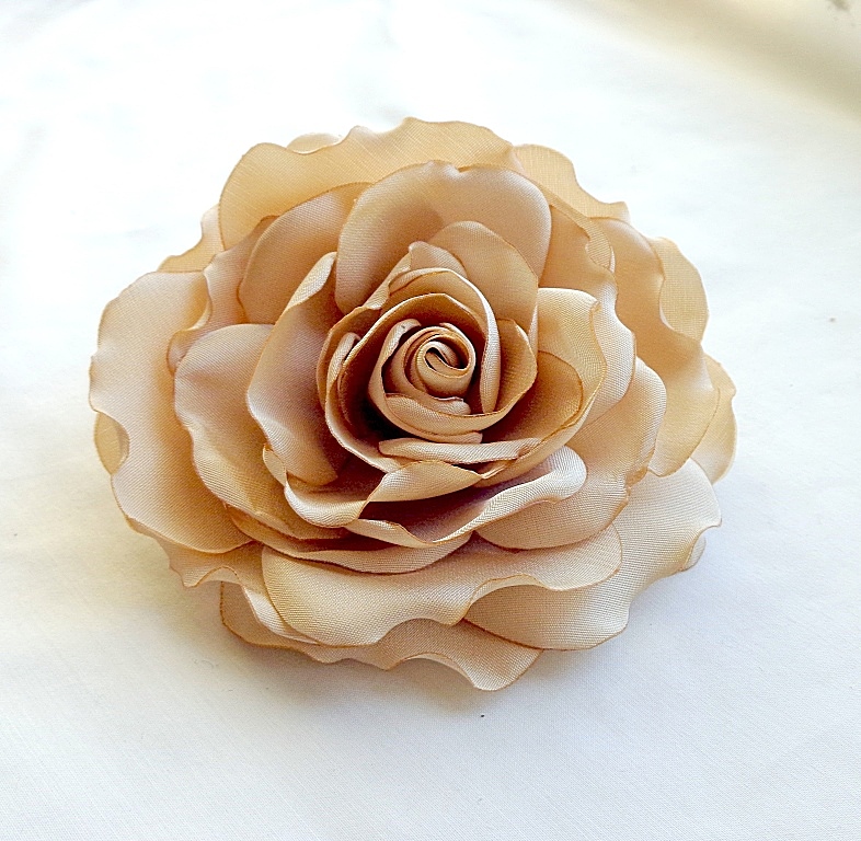 Брошь цветок из бежевой ткани ручной работы Роза Капучино-купить-в интернет-магазине annarose.com.ua 